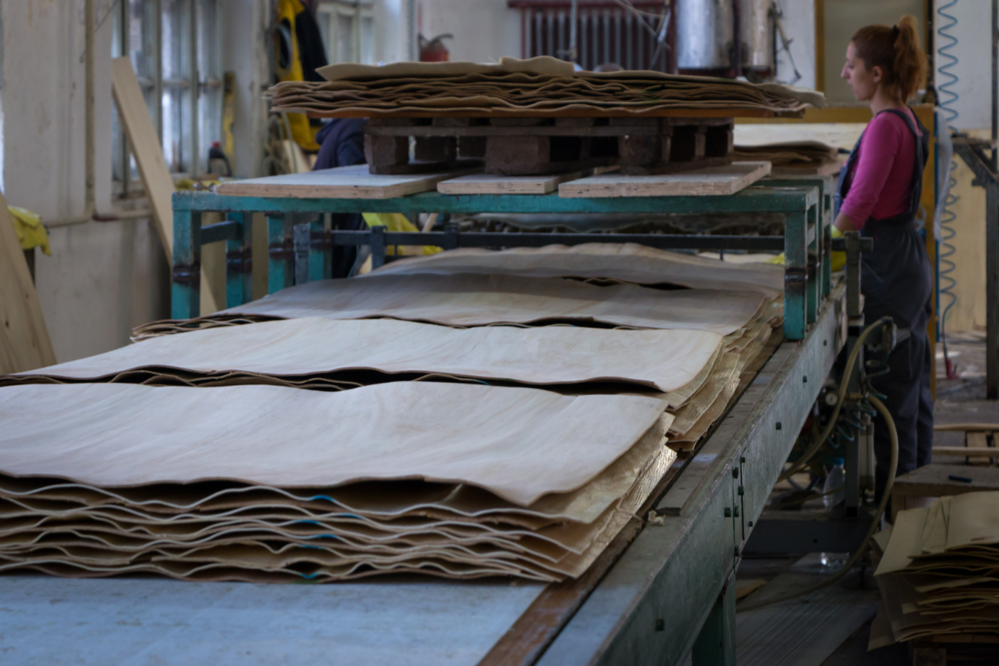 Stacking veneers to form plywood sandwich